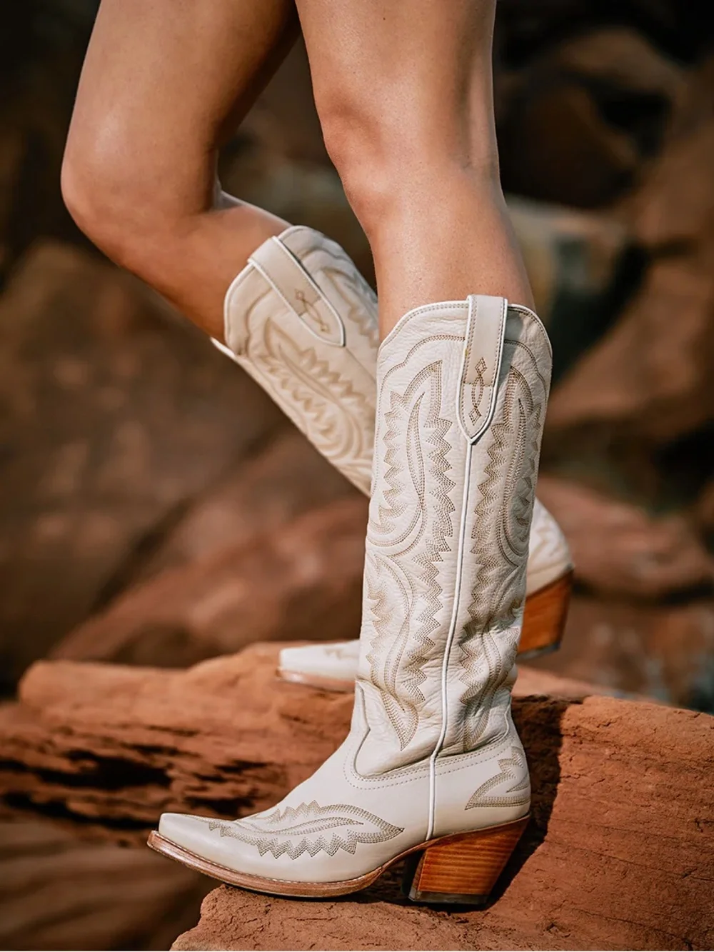 ARIAT WOMEN'S CASANOVA WESTERN
BOOTS - SNIP TOE VINTAGE BLANCO FESTIVAL BOOT 7 - Picture 8 of 10